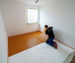 Zuschneiden und verlegen der ultradünnen Bekotec Systemplatte durch Regatherm.