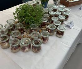 dean&david Catering | Karlsruhe - Kreatives Catering Buffet mit Salaten im Glas, frischen Kräutertöpfen, Steindekoration und Wraps für moderne Veranstaltungsgastronomie.