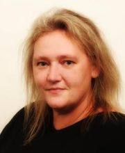 Portrait der Teamassistentin Sandra Mehaux. Eine Frau mit mittellangen, blonden Haaren.