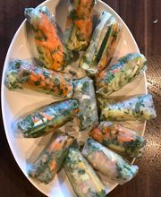 Sommerrollen mit Hühnchen und viel Gemüse. Dazu gibts scharfe Erdnuss-Soße zum Dippen.
Schärfegrad frei wählbar bei Bestellung