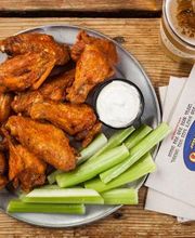 Pluckers Wing Bar image 4