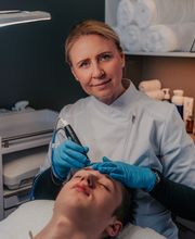Hydrafacial-Behandlung Mann im Kosmetikstudio von Margarita M. Cosmetics in Remscheid
