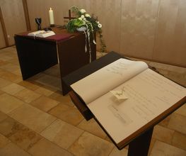 Der schlichte Altar, das Stehpult, der Kerzenleuchter und die Bänke wurden in der Schmiede der Benediktinerabtei Königsmünster in Meschede aus COR-TEN-Stahl hergestellt. Die christliche Symbolik bleibt zurückhaltend, denn die Kapelle soll ein spiritueller Raum für jeden Menschen sein.
