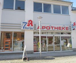 Aussenansicht der 7 Berge-Apotheke
