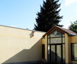 Großhandel und Einzelhandel. Parkplätze direkt vor dem Haus.