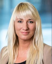 Portrait der Fachleitung Stefanie Franke. Blonde, lange Haare mit Pony und freundlicher Blick in die Kamera.