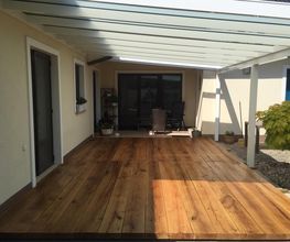 Spezialisten für Massivholzprodukte und Natursteinprodukte für den Innen und Aussenbereich.
Ob für Handwerker oder Händler, Architekten oder Bauherren, wir garantieren Ihnen unkomplizierte, reibungslose & kompetente Zusammenarbeit & beraten Sie gerne telefonisch oder persönlich über die verschiedenen Eigenschaften von Eiche oder Naturstein.
Wir sind spezialisiert in dem Verkauf von erstklassigem Eichenholz und hochwertigen Steinen für eine Vielzahl von Projekten. Unsere Eichenholzprodukte, von stabilen Balken bis hin zu eleganten Terrassen-Dielen, bieten die ideale Grundlage für robuste Konstruktionen und ästhetische Designs wie Holztreppen, Holzpergolen, Holzstegge oder Holterrassen. Ebenso sind unsere Sandsteinprodukte eine exzellente Wahl für Terrassenplatten, die jedem Aussenbereich einen Hauch von Natur und Eleganz verleihen.