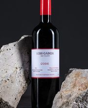 Code Cabernet Franc mit limitierter Auflage von nur 7.000 Flaschen aus  dem Weingebiet Villány, Ungarn, mit dichter Struktur, dunkler Farbe und komplexer Aromatik mit Toast, dunkler Schokolade, Nelken, Pfeffer, Vanille und Schwarzkirsche. Ergänzt durch