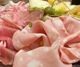 Tagliere di salumi e contorni