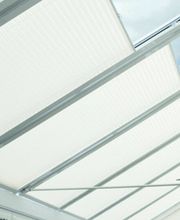 Martin Otto Thie Raumgestaltung Inh. Aline Sander e.K. maßgefertigtes Plissee-System für Dachflächenfenster im Wintergarten. Effektiver Sicht- und Sonnenschutz mit modernen Stoffen und klarer Linienführung.