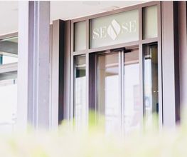 Helle und moderne Praxisräume von Sense Treatments in Zollikerberg – Wohlfühlatmosphäre für Therapie und Ästhetik