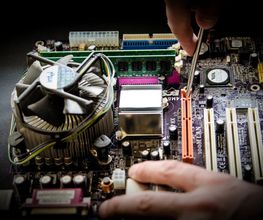 Geöffneter Computer bei der PC-Reparatur – Computerhilfe in Hamburg