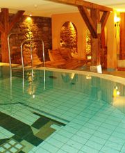Romantik Spa mit Finnischer Sauna, Bio-Farblicht-Sauna, beheiztem Badebecken (6 x 4 x 1,35 m) mit Schwalldusche und Gegenstromanlage, Wärmebank, Kneipptretbecken