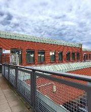 Dachterrasse eines Backsteingebäudes