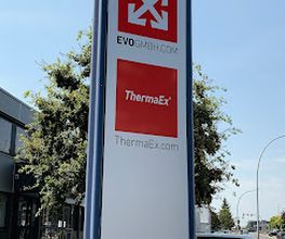 Firmenpylon mit den Marken EVO GmbH und ThermaEx.