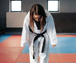 Kindertraining mit Fokus auf Disziplin, Bewegung und Kampfsport-Techniken im Taekwondo-Unterricht.