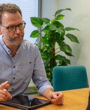 Tobias Aurich Steuerberater Karlsruhe - In unserer Kanzlei mit mehreren Standorten arbeiten Steuerberater und Fachangestellte gemeinschaftlich und auf Augenhöhe, gehen respektvoll miteinander um und bündeln Kompetenzen. Die Zusammenarbeit im Team als auch mit unseren Mandanten ist harmonisch und vertrauensvoll, wir bieten einen geschützten Raum für vertrauliche Gespräche und nehmen Datenschutz sehr ernst. Ein enger und steter Kontakt mit unseren Klienten ist für uns und unsere Arbeit essenziell wichtig, deshalb sind wir in unserem eigens entwickelten AMZ-Chat unkompliziert erreichbar und beantworten zeitnah Ihre Fragen und Anliegen.