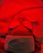 Rotes LED-Licht kurbelt die Kollagenproduktion an. Feine Linien können dadurch aufgepolstert und die Entstehung neuer Falten verlangsamt werden. Nebenbei regt die Behandlung mit rotem Licht die Durchblutung an und kann dadurch für einen frischeren Teint