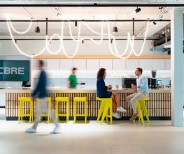 RISE Café - Der zentrale Treffpunkt, der unsere Unternehmenswerte widerspiegelt: Respekt, Integrität, Service, Exzellenz und dazu einlädt gemeinsam Kaffee und Lunch zu genießen, zu netzwerken und neue Kontakte knüpfen oder auch in Café-Atmosphäre temporär zu arbeiten