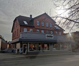 Modehaus Decker von der gegenüberliegenden Straßenseite aus. Parkmöglichkeit für PKW direkt links neben dem Gebäude.