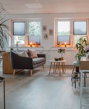 Webstudio Dresden Stilvoll eingerichteter Lounge Bereich mit Sofa, Pflanzen und gemütlicher Atmosphäre für Gespräche.