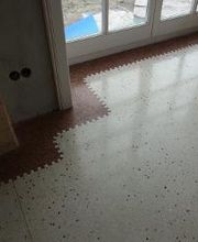 Terrazzoboden mit rotem Fries und Mosaik