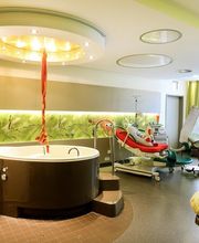 In unseren beiden modernen Kreißsälen können Sie sich in Ruhe auf das Erlebnis der Geburt einlassen. Am Tag durchflutet helles Tageslicht die Räume und schafft eine freundliche und warme Atmosphäre. Unsere erfahrenen Hebammen begleiten Sie einfühlsam in den Stunden der Geburt. Gemeinsam mit ihnen entscheiden Sie sich für Ihre bevorzugte Geburtsvariante. 