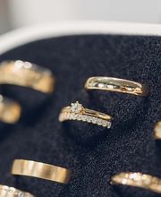 Trauringen, Partnerringen, Schmuck und Uhren.