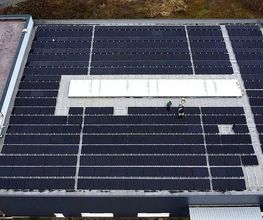 13 Gewerbliche Photovoltaikanlage auf Flachdach.jpg