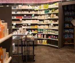 Pharmacie-Amavita-Portes-Rouges-intérieur