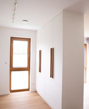 Einbau Kleiderschrank Herford, Raumteiler, Schubkasten grifflos, Massivholzgriffleisten