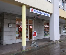 Aussenansicht der Arkaden-Apotheke