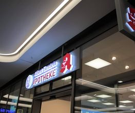 Aussenansicht der Albert Einstein Apotheke