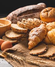 BÄCKEREI
In der Bäckerei von Bäcker Bruno im Vorkassenbereich erwarten dich täglich frisch aufgebackene Backwaren sowie frisch aufgebrühte Kaffeespezialitäten. Entdecke das umfangreiche Sortiment und genieße leckere Brötchen, Baguettes, Brote, belegte Brötchen, Brezen, herzhafte Snacks, süße Gebäckstücke, Kuchen oder Torten. Für einen gemütlichen Aufenthalt und eine genussvolle Pause bieten wir dir eine Vielzahl an Sitzmöglichkeiten und wenn es einmal schnell gehen soll, gibt es alle Backwaren sowie auch den Kaffee to go. Obendrein gibt es einen Bake-Off-Shop im Inneren unseres Marktes für den schnellen Hunger.
