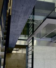 Einbau Lift mit schwarz eingefärbtem Beton