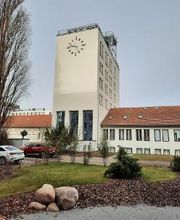 Ansicht Seminarhaus WBS TRAINING Adlershof "große Uhr"