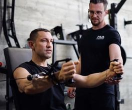 Personal Training Robert Reberger Kontrolle der Ausführung während des Kabelzugs zur Verbesserung von Technik und Körperhaltung.