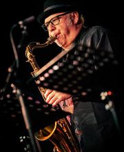Tony Lakatos, ungarischer Startenorsaxophonist, spielt Jazzklassiker und Eigenkompositionen im intimen Rahmen des Jazzclubs Karlsruhe.
