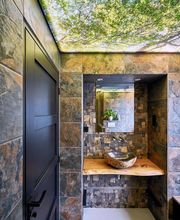 Bad - dunkle Fliesen mit Lichtdecke Wald - harmonisch.png