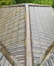 Professionelle Dachreinigung von Cleanilo. Sehen Sie her ein Beispielbild unserer Arbeiten bei der Dachreinigung