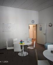 Pausenraum mit Sitzkorb und Tischgruppen