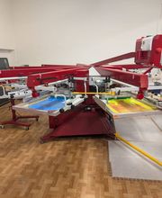 Präziser Siebdruck in Leipzig auf bis zu 7 Armen. Wir mischen Sonderfarben exakt nach PANTONE für farbgetreue Logos auf T-Shirts, Hoodies und Beuteln.