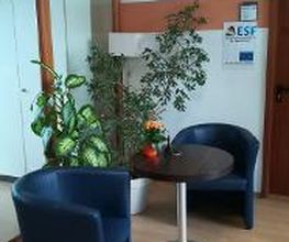 Wartebereich 2. Etage runder Tisch mit zwei Sesseln