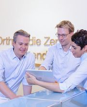 Blick in den Empfang mit den Ärzten Dr. med. Wanja Wenk, Dr. med. Karsten Ridderbusch und Dr. med Ina Ridderbusch