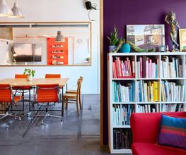 nspiration in jeder Ecke unseres Industrie-Lofts. Die gemütliche Sofaecke mit unserer kuratierten Buchwand bietet den perfekten Ort für kreative Pausen und ungezwungenen Austausch während eurer Workshops und Teamevents in Hamburg HafenCity.
