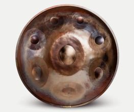 Spüre wie sich Dein Geist beruhigt, mit dem besonderen Klang der Healing Frequency. Diese Handpans werden in der Frequenz 432 Hz hergestellt, denn in hinduistischen und buddhistischen Traditionen wird angenommen, dass diese spezielle Frequenz dazu in der Lage ist, in besonderer Weise unsere Chakren, die Lebensenergiezentren, anzuregen und dadurch spirituelles Erwachen fördert.
Du kannst die Healing Frequency Handpan im Handpan Showroom Stuttgart ausprobieren und kaufen oder bei www.Handpan.World online bestellen.