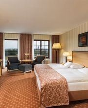 Superior Zimmer im Maritim Hotel Dresden: Großzügig, mit Blick auf die Elbe oder Altstadt, Flachbildschirm, modernes Bad, Doppelbett/Twin Beds und Kaffee-/Teemaschine.