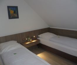 Kleines 2 Bett Zimmer mit Dusche und WC