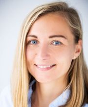 Portrait einer Frau mit langen blonden Haaren.