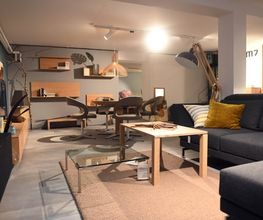 Elegante Polstermöbel von Brühl und Naturholzmöbel von TEAM 7 in der Ausstellung von Möbel Schmitz in Trier. Besuchen Sie uns in der Saarstraße für individuelle Wohnzimmer-Planungen und exklusive Sofas.